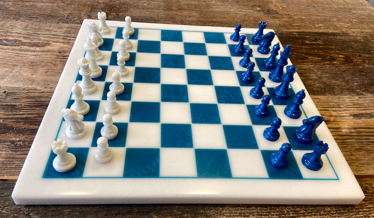 Schachbrett-Set aus Vinschger Marmor und Epoxy