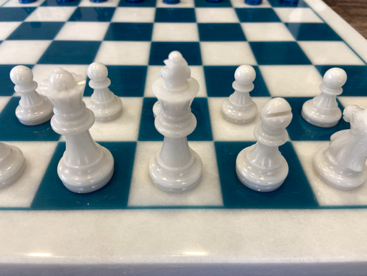 Schachbrett-Set aus Vinschger Marmor und Epoxy