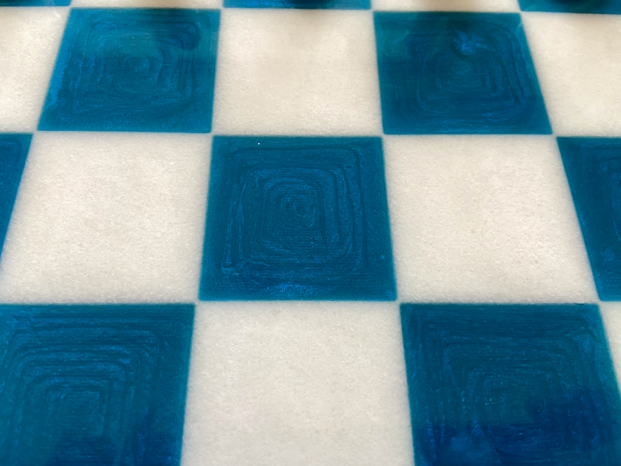 Schachbrett-Set aus Vinschger Marmor und Epoxy