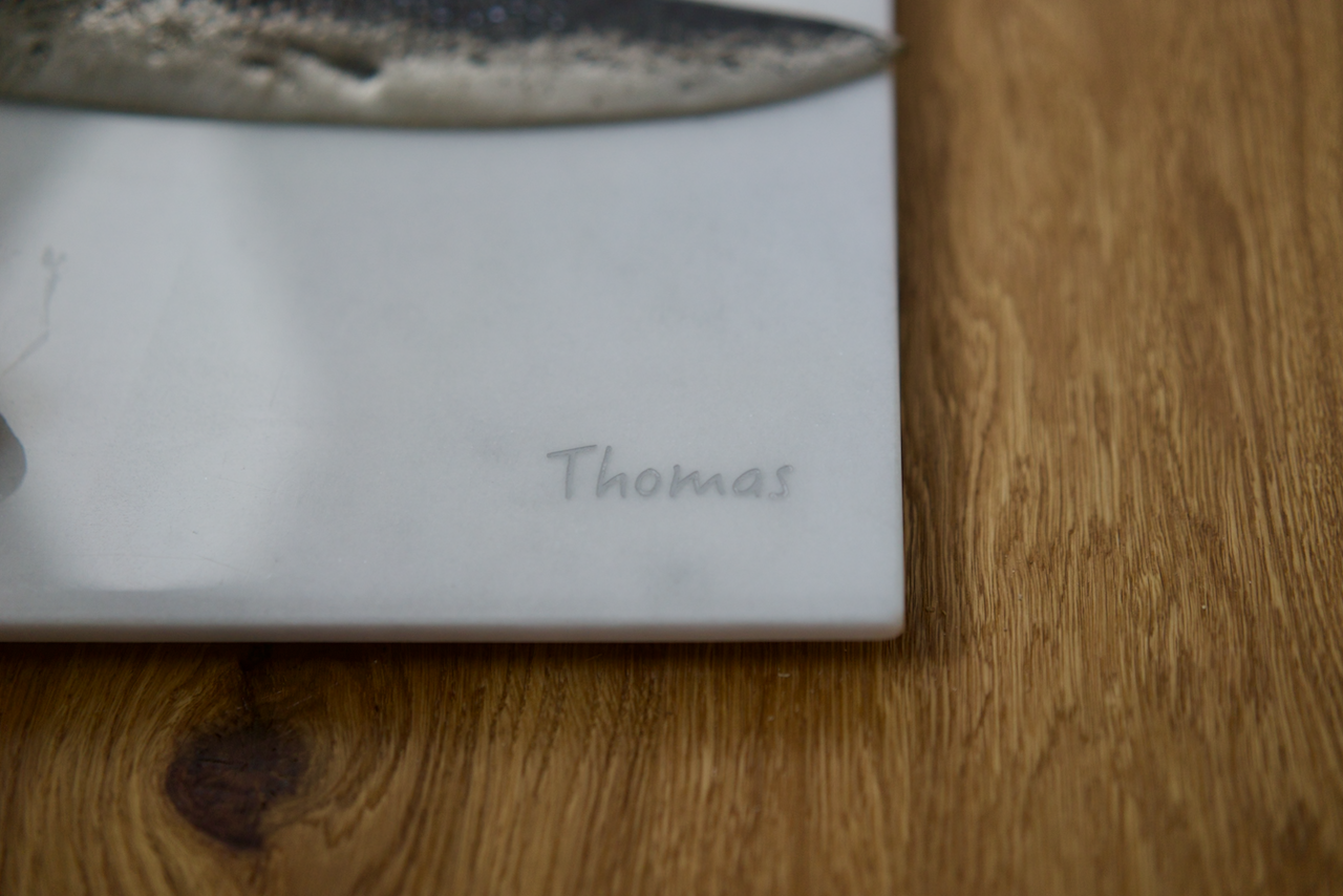 Speckbrett beschichtet mit Schriftzug