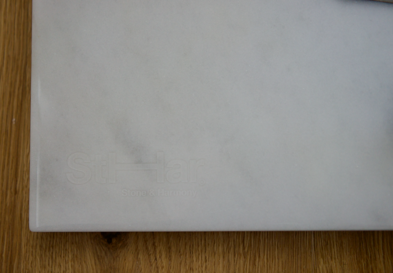 Speckbrett beschichtet mit Schriftzug